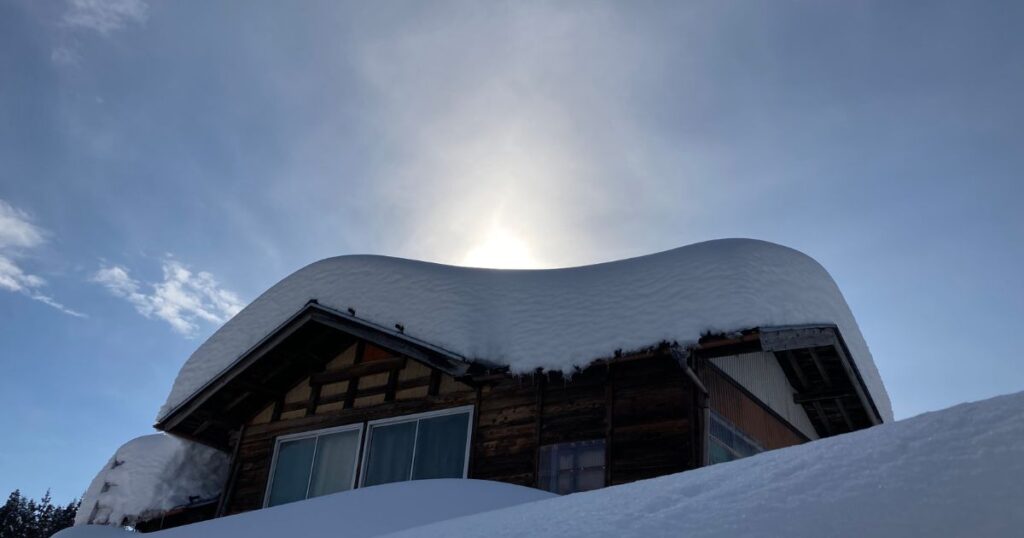 雪下ろし前の屋根